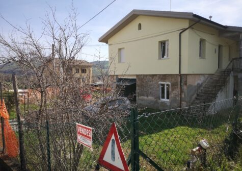 PORZIONE DI FABBRICATO CON CORTE CIRCOSTANTE