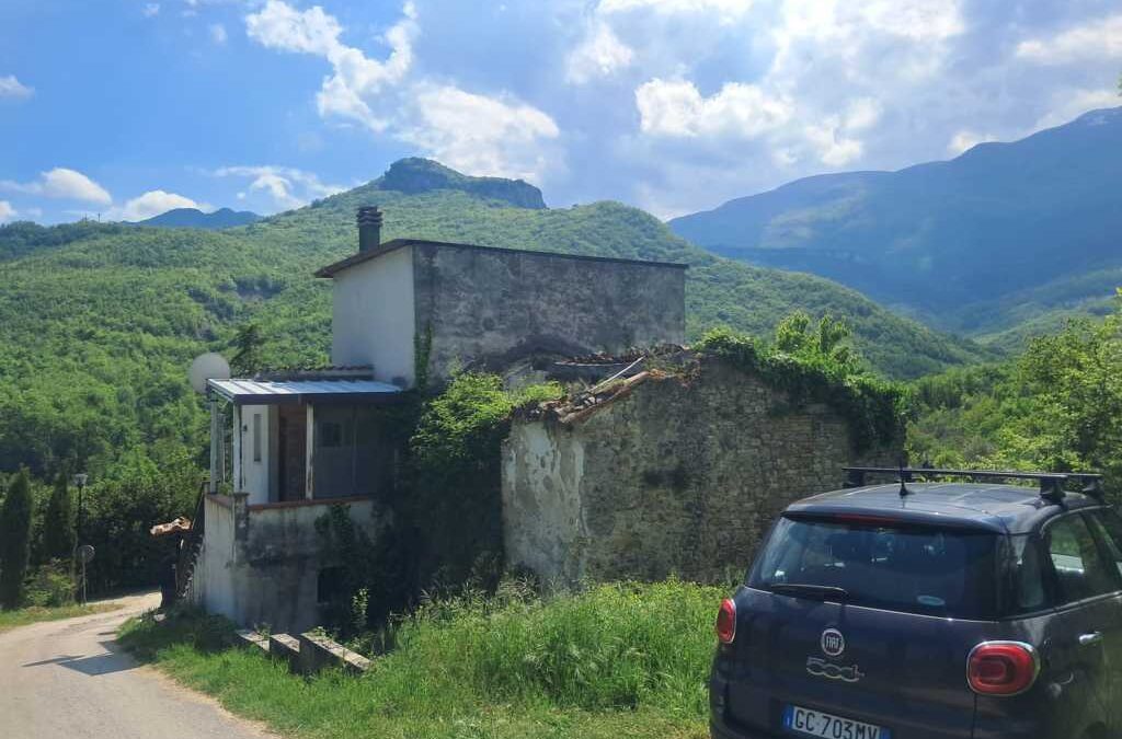 FARINDOLA – C. da S. Quirico: casetta di montagna