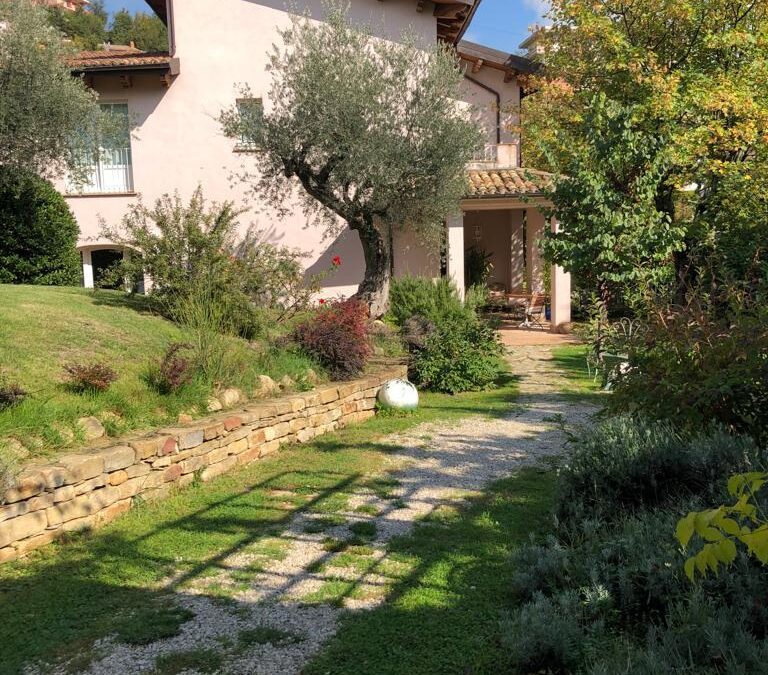 FARINDOLA-VIA S. ROCCO: VILLA CON GIARDINO