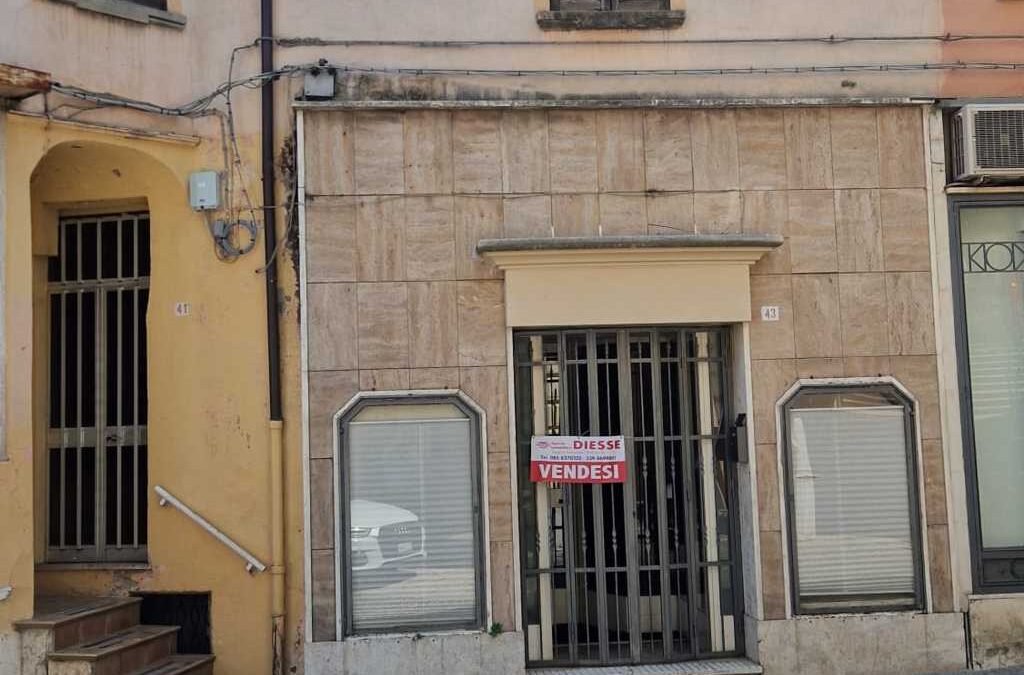 PENNE- CORSO ALESSANDRINI, VENDESI LOCALE COMMERCIALE