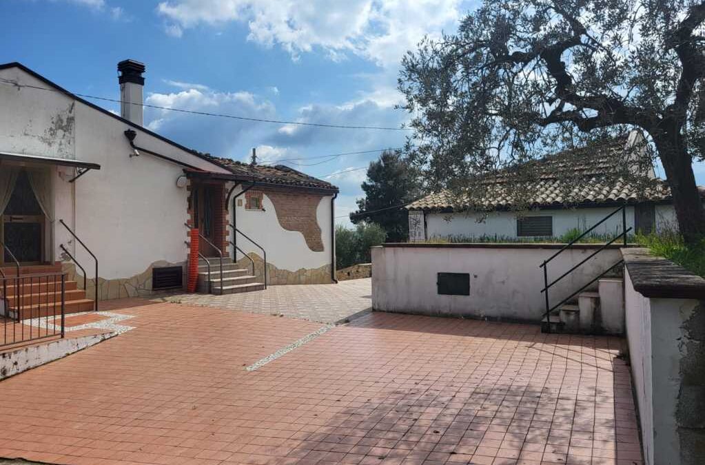 FARINDOLA-C.DA CUPOLI- VENDESI PICCOLA PROPRIETA’