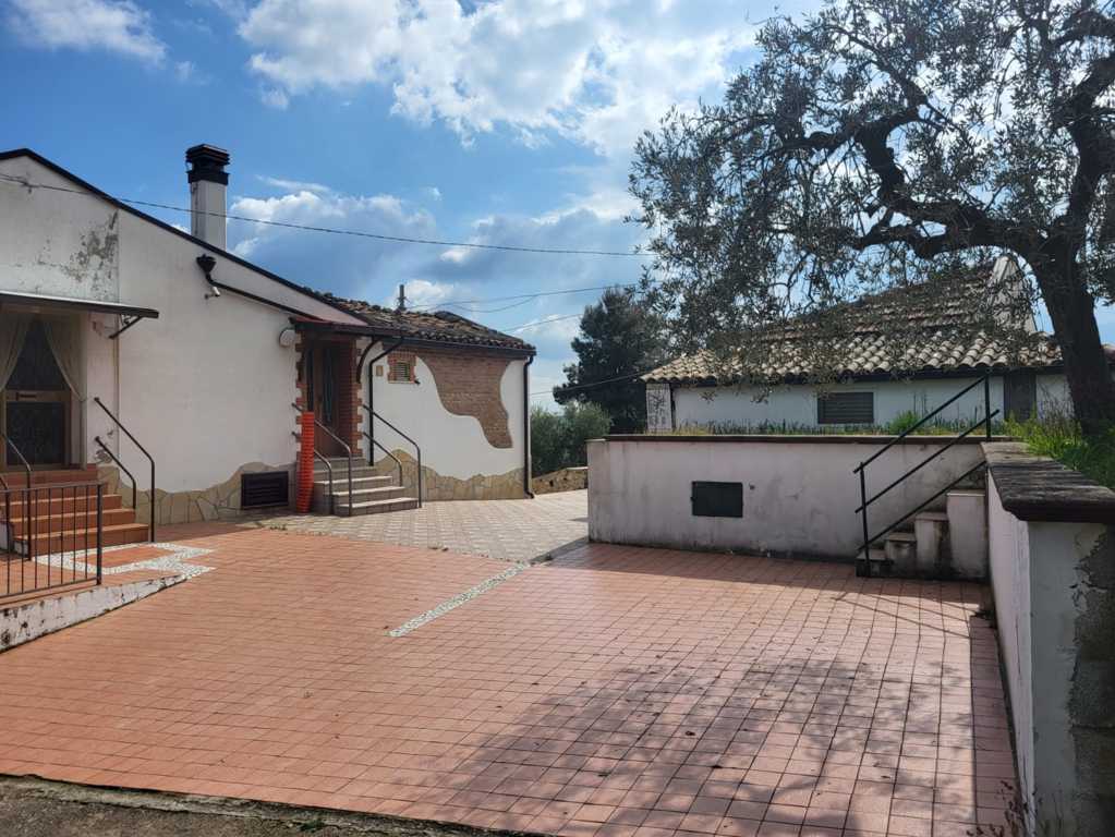 FARINDOLA-C.DA CUPOLI- VENDESI PICCOLA PROPRIETA’